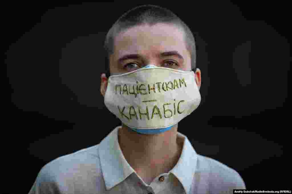 Учаниця мітингу «Наше право жити без болю!» під будівлею Офісу президента. Основна вимога – узаконити контрольований обіг канабісу та його похідних для потреб медицини та науки. Київ, 27 червня 2020 року ПЕРЕГЛЯНЬТЕ ФОТОРЕПОРТАЖ: На Банковій вимагали легалізувати медичний канабіс