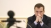 Narodetski:"Dmitriý Medwedew Türkmenistandan ahalteke atyny sowgat alanam bolsa, Kremlden anyk çözgüt talap edýän goşmaça köp meseleleri özi bilen alyp gitdi." 