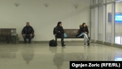 Putnici u čekaonici: Zbunjeni smo