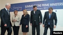 Удзельнікі сустрэчы ў Браціславе (зьлева направа): Мікола Азараў, Ангела Мэркель, Івэта Радзічава, Пэтар Нэчас, Дональд Туск
