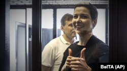 Минск. Беларус оппозициясынын өкүлдөрү Мария Колесникова менен Максим Знак сотто. 4-август, 2021-жыл. 