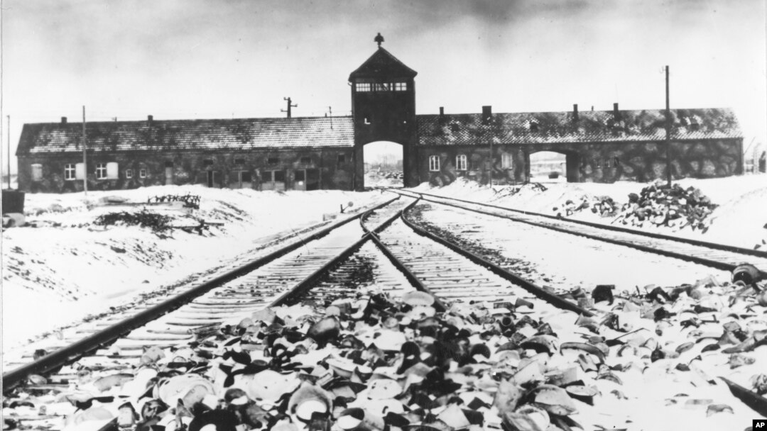 Lagărul nazist Auschwitz-Birkenau din Polonia, în februarie/martie 1944, dată după care trupele sovietice au ocupat țara, luând locul celor naziste. Rămâne până astăzi unul din cele mai tulburătoare locuri de reflecție asupra aceea ce poate face ura din oamenii obișnuiți.