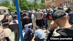 Жители Рушана собрались у здания местного хукумата. 16 июня 2020
