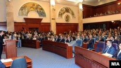 Никола Груевски го образложува експозето за нова влада пред Собранието.