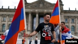 Հայերը Բունդեսթագի շենքի (Ռայխսթագ) մոտ, Բեռլին, 2-ը հունիսի, 2016թ.