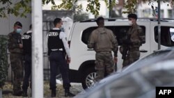 Полицаи и тежко въоръжени служители на силите за сигурност на местопрестъплението в Лион