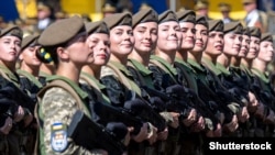 Украинанын Эгемендүүлүк күнүн майрамдоого арналган аскердик жүрүшкө катышкан украиналык аскер айымдары. Киев, 24-август, 2018-жыл. 