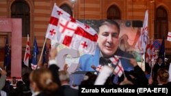 Колишній президент Грузії Міхеїл Саакашвілі з великого екрану звертається до людей під час передвиборчого мітингу опозиційної партії «Національний рух» у Тбілісі, 29 жовтня 2020 року