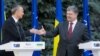 Генеральний секретар НАТО Єнс Столтенберґ (ліворуч) і президент України Петро Порошенко (праворуч) під час зустрічі в Києві, 10 липня 2017 року