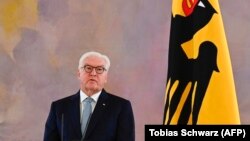 Frank-Walter Steinmeier este actualul Președinte al Germaniei, o funcție mai mult simbolică, țara fiind condusă de Cancelar. Steinmeier și-a anunțat reccent candidatura pentru al doilea mandat prezidențial.