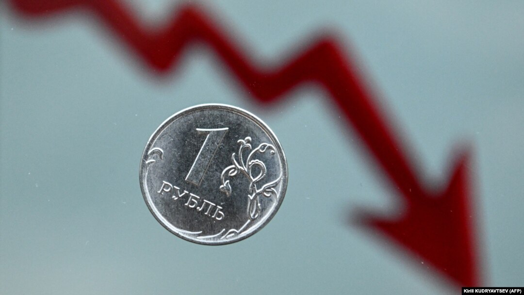 Монета номіналом 1 рубль на тлі графіка. Ілюстраційний колаж
