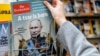 Жінка купує в газетному кіоску журнал The Economist із зображенням на обкладинці президента Росії Володимира Путіна із заголовком «Народився цар». Франція, Страсбург, 28 жовтня 2017 року