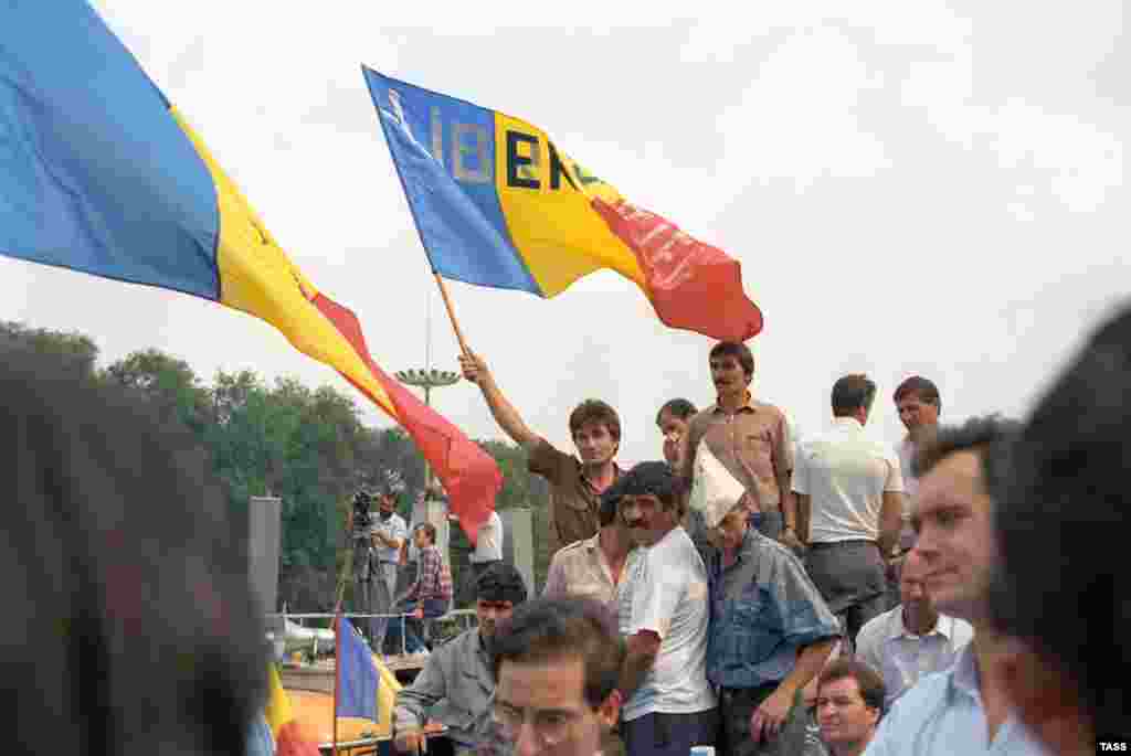 Молдова бәйсезлеге тарафдарлары, 27 август 1991.