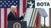 Presidenti i Shteteve të Bashkuara, Donald Trump, duke prezantuar tarifat ndaj vendeve të botës, 2 prill.