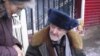 Пенсионер, проживающий в Актобе, просит милостыню.
