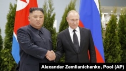 Түндүк Кореянын лидери Ким Чен Ын жана Орусиянын президенти Владимир Путин. Архивдик сүрөт.