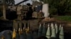 Israel, granița cu Libanul. Un soldat israelian duce un obuz. Perspectiva unui război Israel-Hezbollah în Liban îi îngrijorează pe locuitorii aflați de ambele părți ale graniței, dar unii o privesc ca pe o consecință a războiului dus de Israel împotriva Hamas în Gaza. 