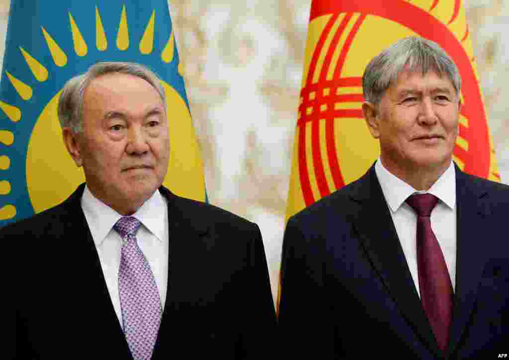 Кыргызстандын президенти Алмазбек Атамбаев менен Казакстандын президенти Нурсултан Назарбаев.&nbsp; 