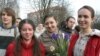 Сваякі і сябры сустрэлі моладзь з Акрэсьціна <img src="/img/icon-photogallary.gif" border=0 /> 