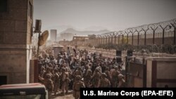 Морские пехотинцы США у КПП в аэропорту Кабула