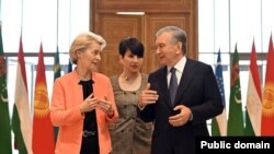 Европа Комиссияси президенти Урсула фон дер Ляйен президент Шавкат Мирзиёев билан. Самарқанд, 3 апрель, 2025 йил. 
