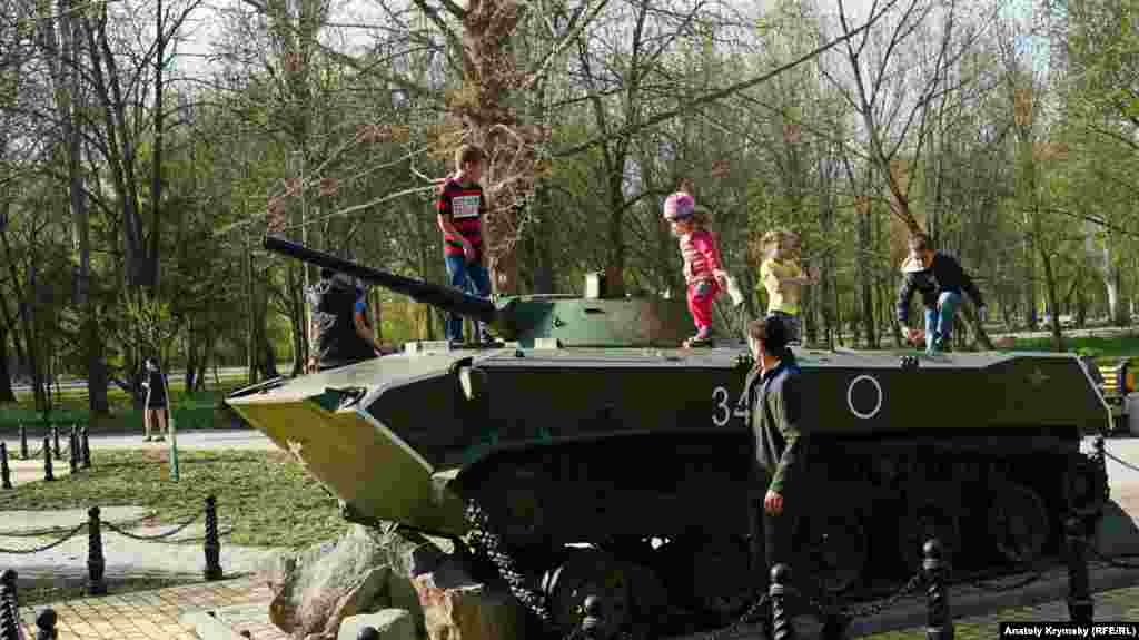 Дитячі забави на БМД-1 (бойовій машині десанту), що встановлена на алеї генерала Василя Маргелова в парку Гагаріна