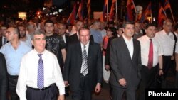 Руководители Армянского национального конгресса во время шествия по улицам Еревана, 30 июня 2011 г.