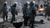 Полицейский патруль в Жанаозене. 18 декабря 2011 года.