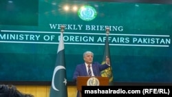 د پاکستان د بهرنیوچارو وزارت ویاند شفقت علي خان په یوه خبري غونډه کې (آرشیف)