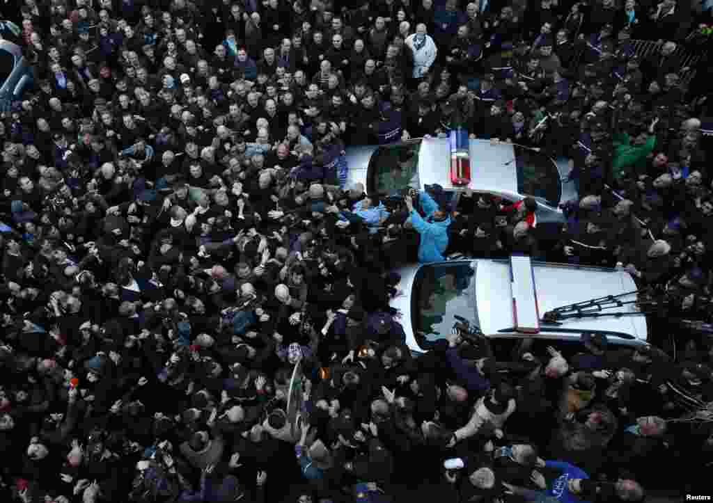 Tbilisi, 8 fevral 2013. On minlərlə Saakashvili əleyhidarları Milli kitabxana qarşısına toplaşaraq prezidentin illik müraciətinin qarşısını alırlar