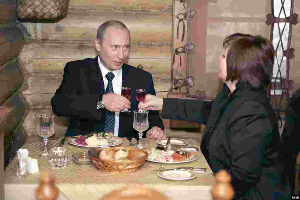 Владимир и Людмила Путины в ресторане &quot;Сибиряк&quot;. 