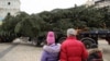 На Софійській площі почали встановлювати головну новорічну ялинку країни. Київ, 5 грудня 2016 року