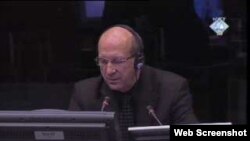 Janusz Kalbarczyk, vojni posmatrač iz Poljske pri vazduhoplovnim UN snagama, kao svjedok na suđenju Radovanu Karadžiću bivšem lideru bosanskih Srba,Hag, 28. januar 2011.