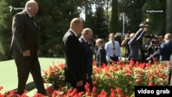 Таджикистан -- премьер-министр Армении Никол Пашинян (справа) и президент Азербайджана Ильхам Алиев беседуют перед началом саммита СНГ, Душанбе, 28 сентября 2018 г.