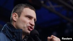 Vitali Kliciko, vorbind ieri in fața manifestanților de pe Maidan, in Kiev.