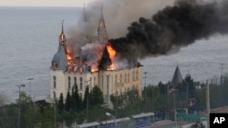 Zgrada Pravne akademije u Odesi u plamenu posle ruskog raketnog napada, 29. april 2024.