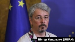 Ткаченко підійшов до людей, які вимагали його відставки. Протестувальники згадали про петиції щодо звільнення Ткаченка з посади. Міністр зазначив, що «сам підписував одну з петицій»