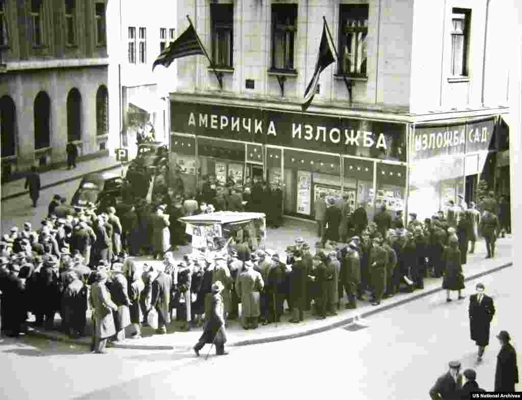 Локалните жители во Белград се редат пред &bdquo;американскиот информативен центар&ldquo; за да читаат весници кои известуваат за смртта на Сталин во 1953 година. &nbsp;