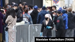 Кыргызстандын Орусиядагы элчилигинин жанында турган кыргыз мигранттары. Архивдик сүрөт.