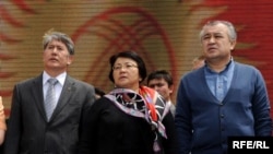 Убактылуу өкмөттүн мүчөлөрү Алмазбек Атамбаев, Роза Отунбаева жана Өмүрбек Текебаев. Май, 2010-жыл