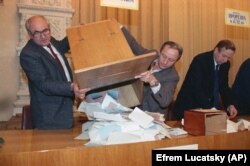 Перед початком підрахунку голосів на одній з виборчих дільниць в українській столиці на Всеукраїнському референдумі за незалежність України та президентських виборах. Київ, 1 грудня 1991 року