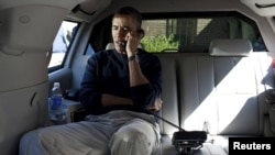 ABŞ-nyň prezidenti Barak Obama telefon arkaly Owganystanyň prezidenti Hamid Karzaý bilen gürleşýär, Merilend, 11-nji mart.