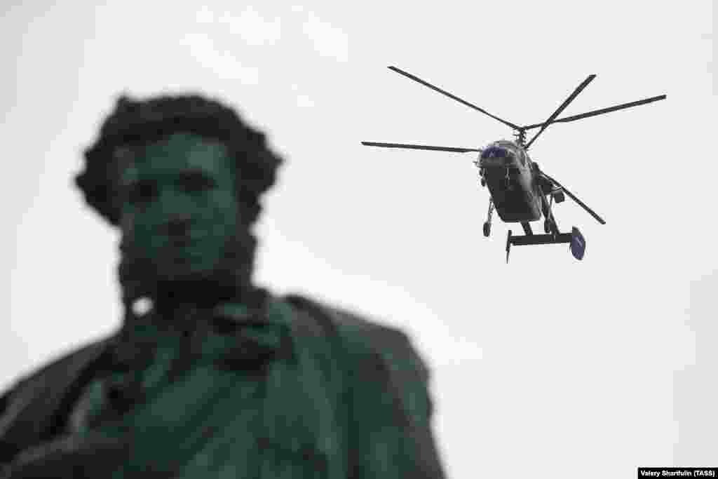 В небо подняли вертолет.