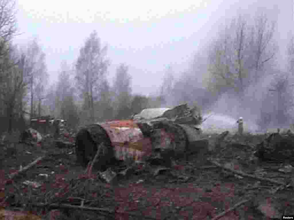 На месте крушения самолета ТУ-154 президента Польши Леха Качиньского. - 10 апреля при подлете к Смоленску разбился самолет президента Польши. В результате авиакатастрофы погибли все находившиеся на борту, в том числе президент и его жена.