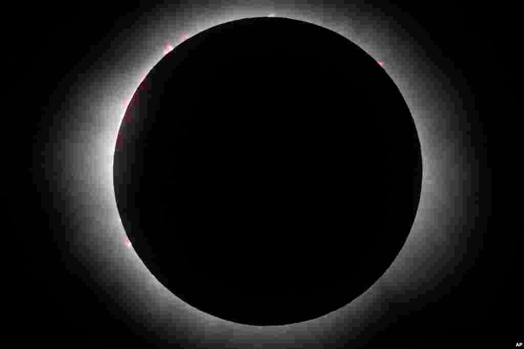 Soarele este total acoperit de lună la Mazatlan, în Mexic - Eclipsele totale au loc atunci când Luna se află exact între Pământ şi Soare, blocând temporar lumina astrului. Soarele este de aproximativ 400 de ori mai mare decât Luna, dar şi de 400 de ori mai departe, astfel că cele două corpuri cereşti par a avea dimensiuni similare. 
