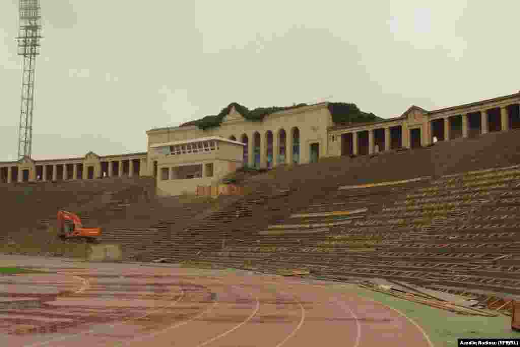 Prezident İlham Əliyevin bu ilin iyulunda imzaladığı sərəncamla Bakının mərkəzindəki bu stadionun üstü bağlanacaq, işıq sistemləri yenilənəcək
