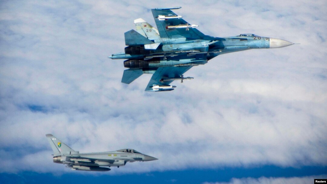 Російський Су-27 (зверху) поруч з британським винищувачем Тайфун у міжнародному повітряному просторі недалеко від Балтії, червень 2014 року