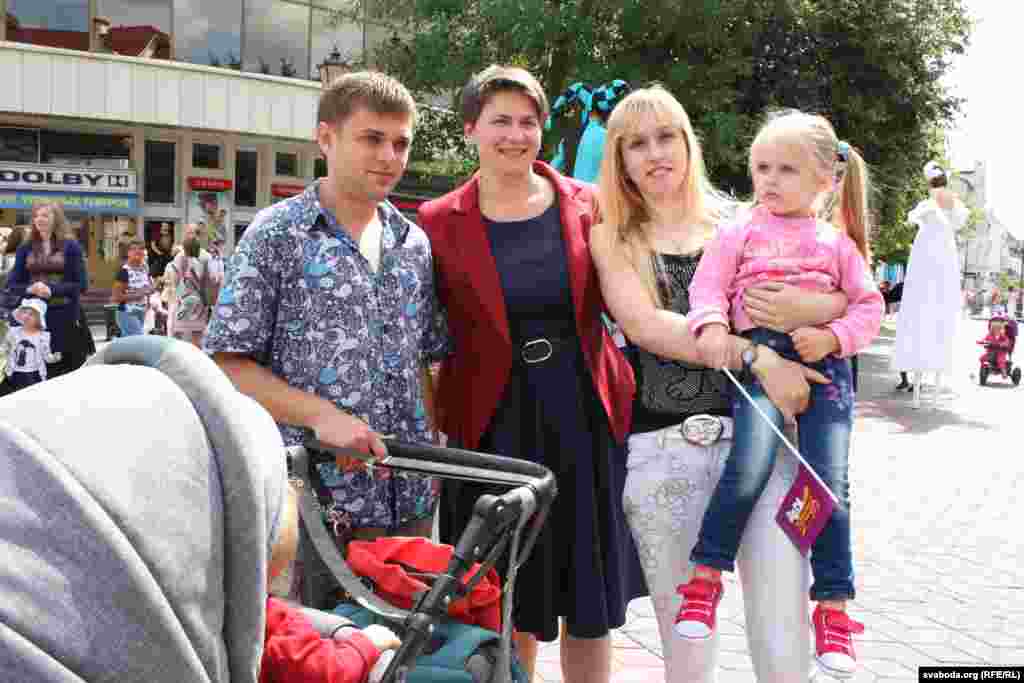 З кандыдатамі фатаграваліся сем’ямі