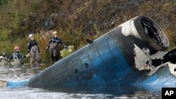 Рятувальники витягають із річки Туношонки, притоки Волги поблизу Ярославля, тіла загиблих, 7 вересня 2011 року