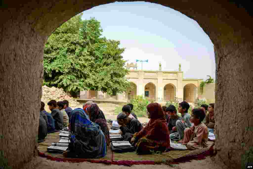 کودکان افغان در مدرسه‌ای در فضای باز منطقهٔ زهرای ولایت قندهار
